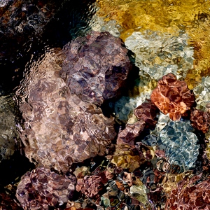 Reflets façon pierres précieuses dans l'eau d'une rivière - Corse  - collection de photos clin d'oeil, catégorie clindoeil